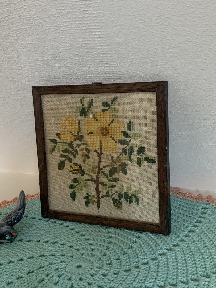 オランダ  黄色いお花 刺繍 クロスステッチ 木製額 壁掛け アート