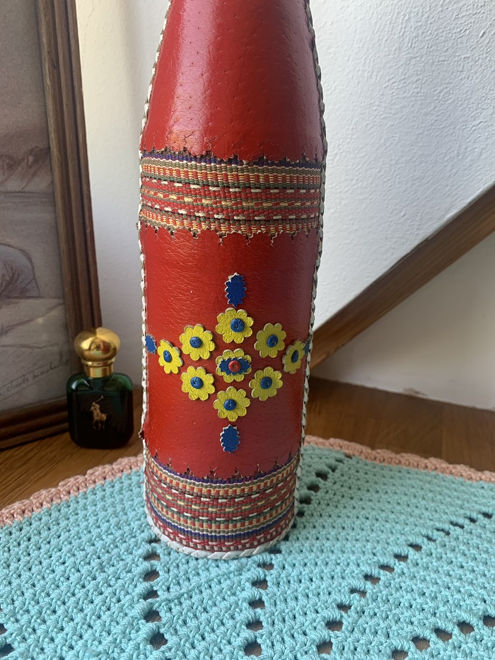オランダ 70s 黄色いお花 刺繍 赤いレザー・革 レトロ ガラス 空きボトル 花瓶 一輪挿し ヴィンテージ・アンティーク
