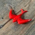 赤いツバメのブローチ