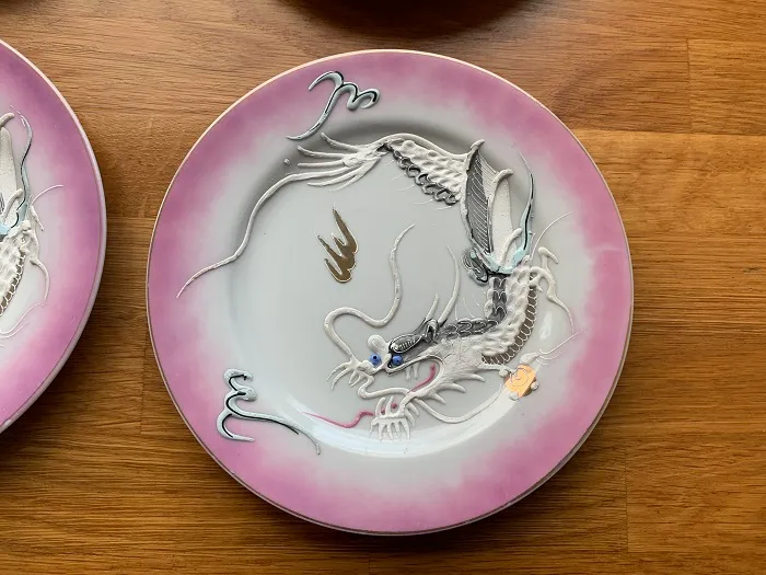 オランダ 1900年前後 ホワイトドラゴン 白い龍 ピンク 里帰り アンティークプレート・皿 陶器 エンボス