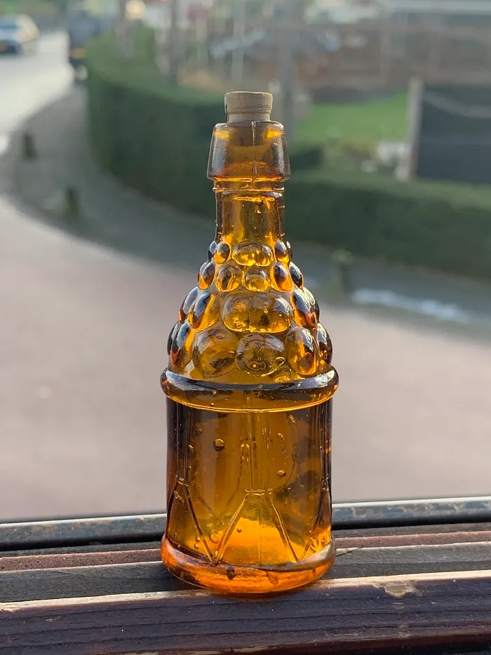 オランダ 70s 台湾製 アンバーガラス 空き瓶 置物 ボトル エンボス ブドウ 葡萄 ミニチュア ヴィンテージ・アンティーク