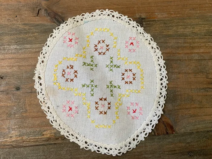 フランス 70s 十字架 刺繍 14 cm ドイリー ヴィンテージ