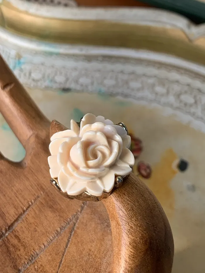 フランス 80s 白い薔薇 大粒 プラスチック ヴィンテージリング 指輪 コスチュームジュエリー
