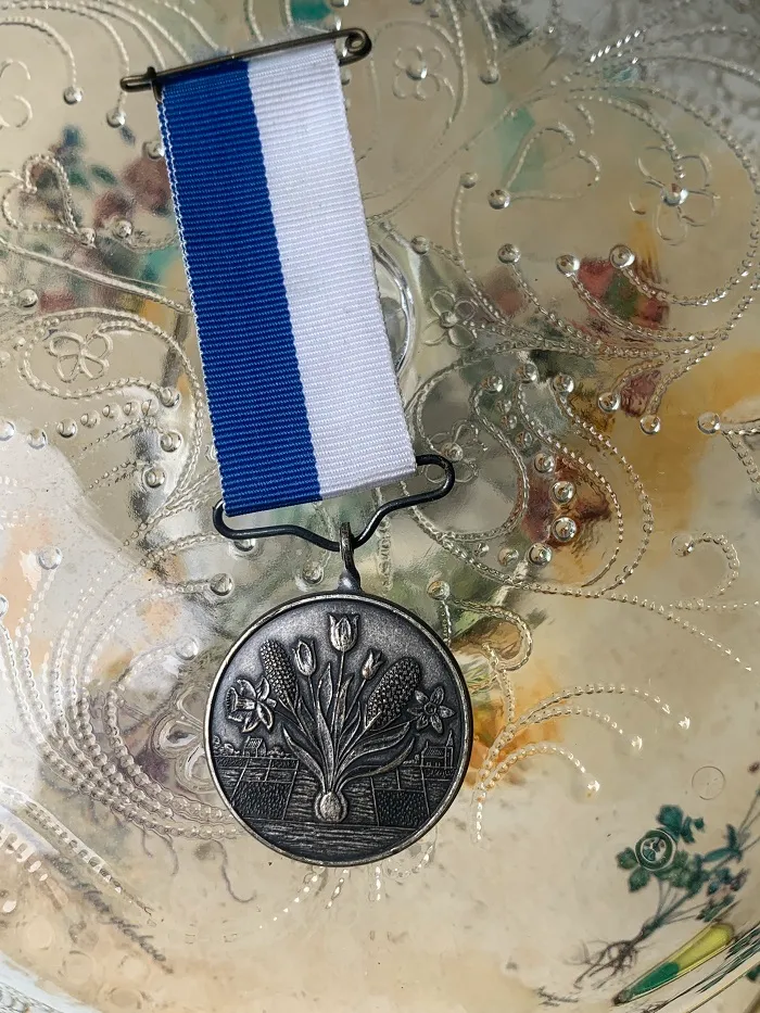 オランダ 70s 勲章 お花 バッジ ブローチ メダル ヴィンテージ