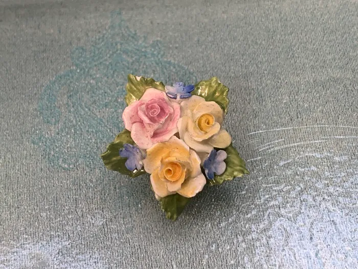 イギリス製 80s ブローチ 陶器 お花 ヴィンテージ
