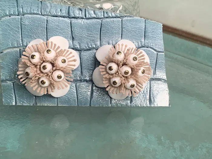 ドイツ 70s イヤリング 白いお花 プラスチック ビンテージ